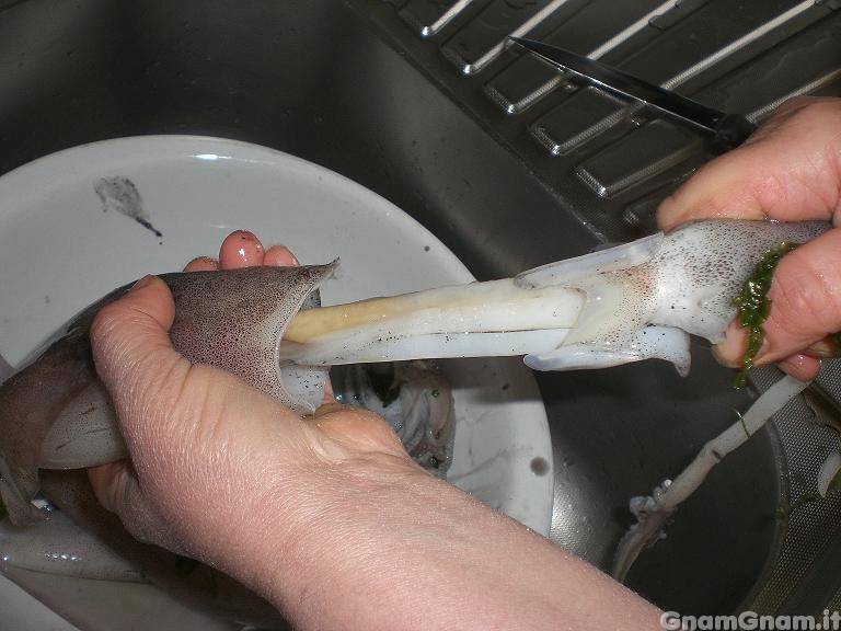 Как быстро почистить замороженные кальмары от пленки в домашних условиях