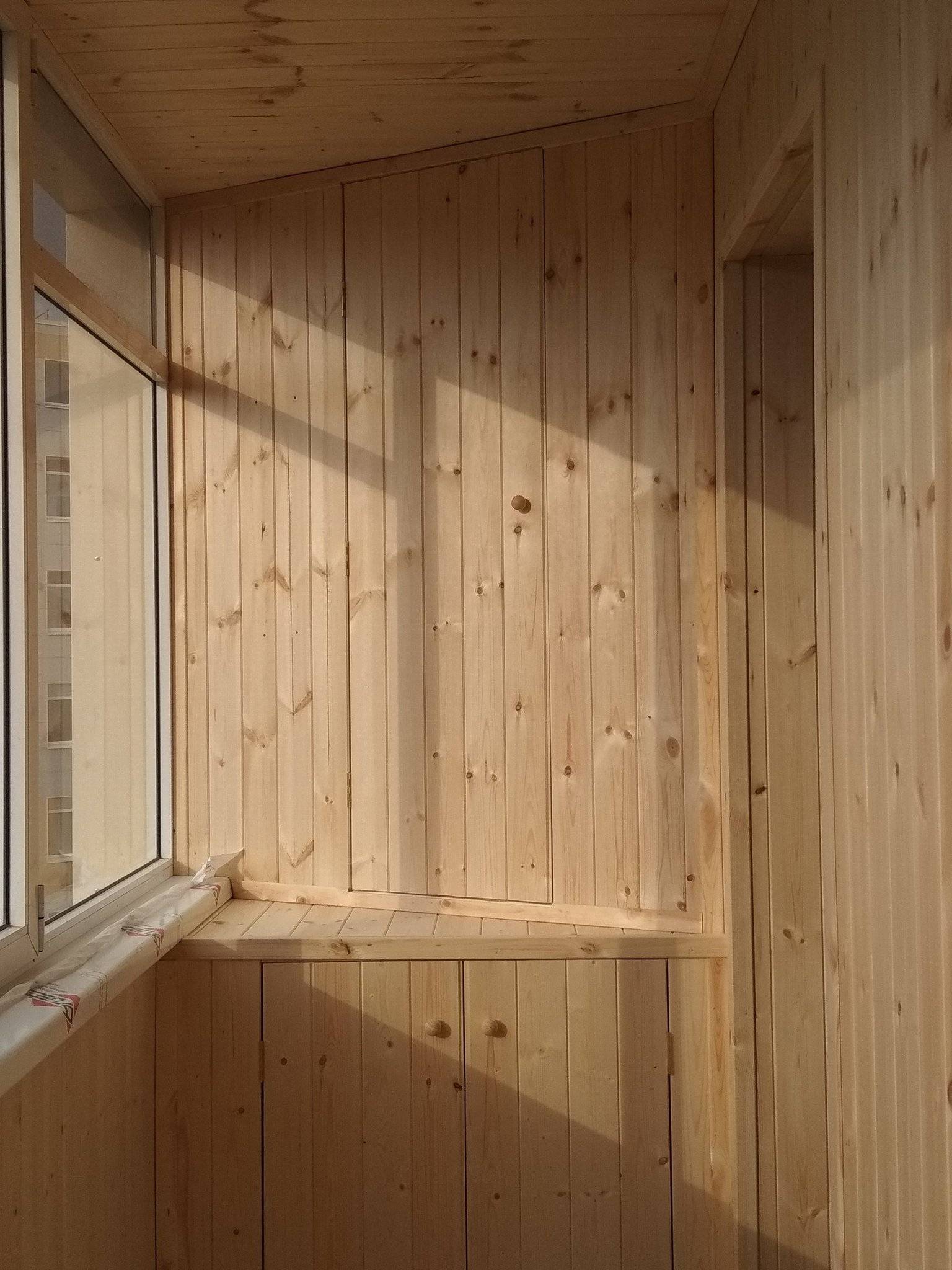 Обшивка балкона вагонкой своими руками: выбор материала и технология отделки (видео)