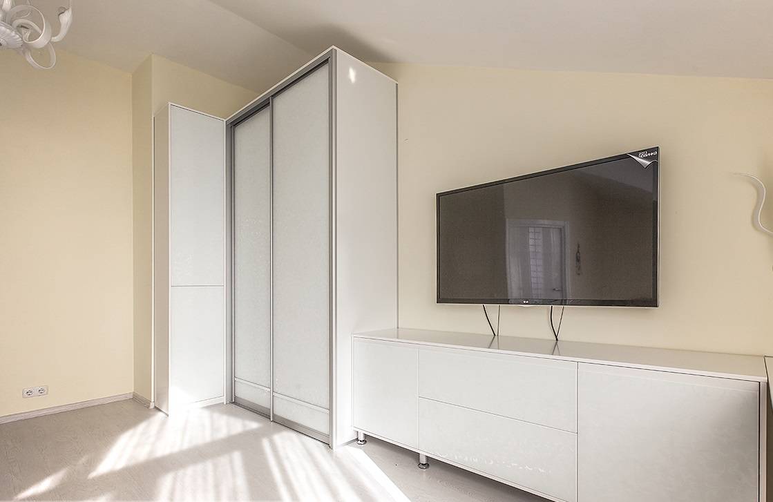 Шкаф в гостиную — красивые модели и правильные варианты использования в дизайне интерьера гостиной