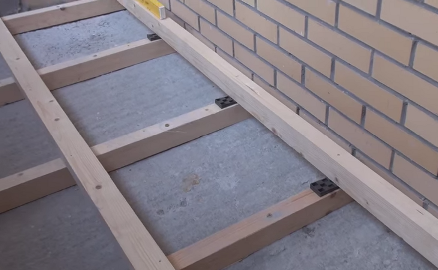 Как сделать деревянный пол на балконе – инструкция по установке и обработке