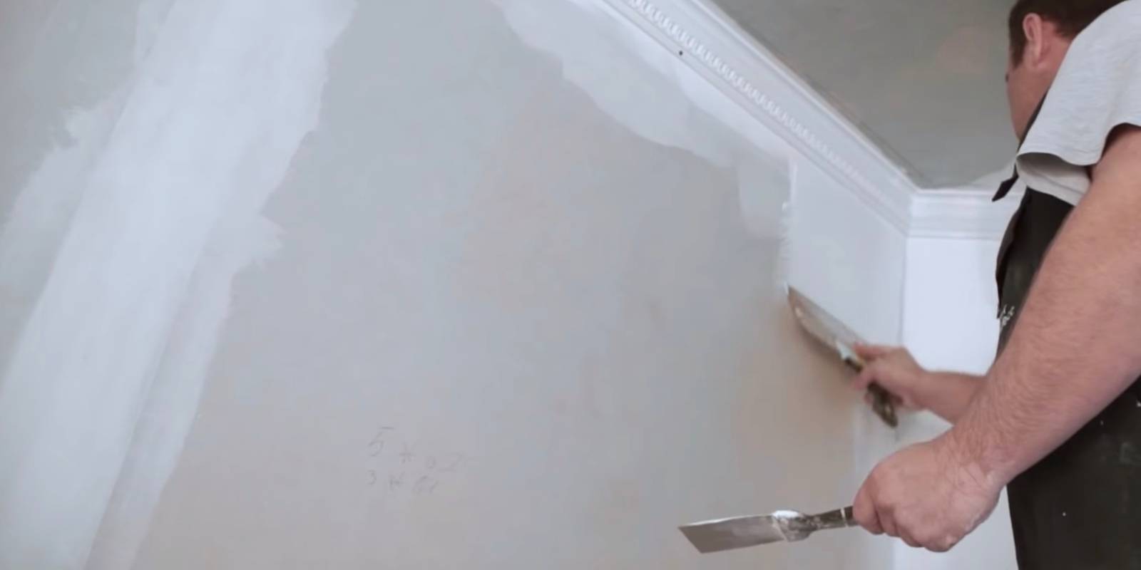 Как выровнять стены в квартире под обои своими руками (видео)