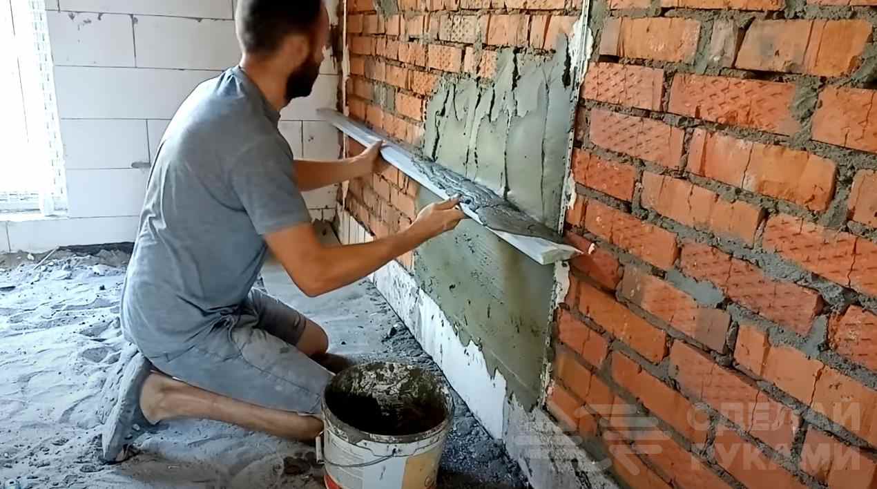 Как штукатурить новичку: как делать своими руками и какими материалами работать, а также особенности нанесения покрытия на стены гипсовым раствором без маяков
