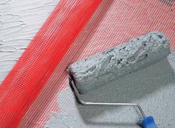 Сетка для штукатурки стен: когда применяется армирование металлической, пластиковой или стеклопластиковой сеткой, какая нужна под фасад, обои или на оштукатуренные стены
