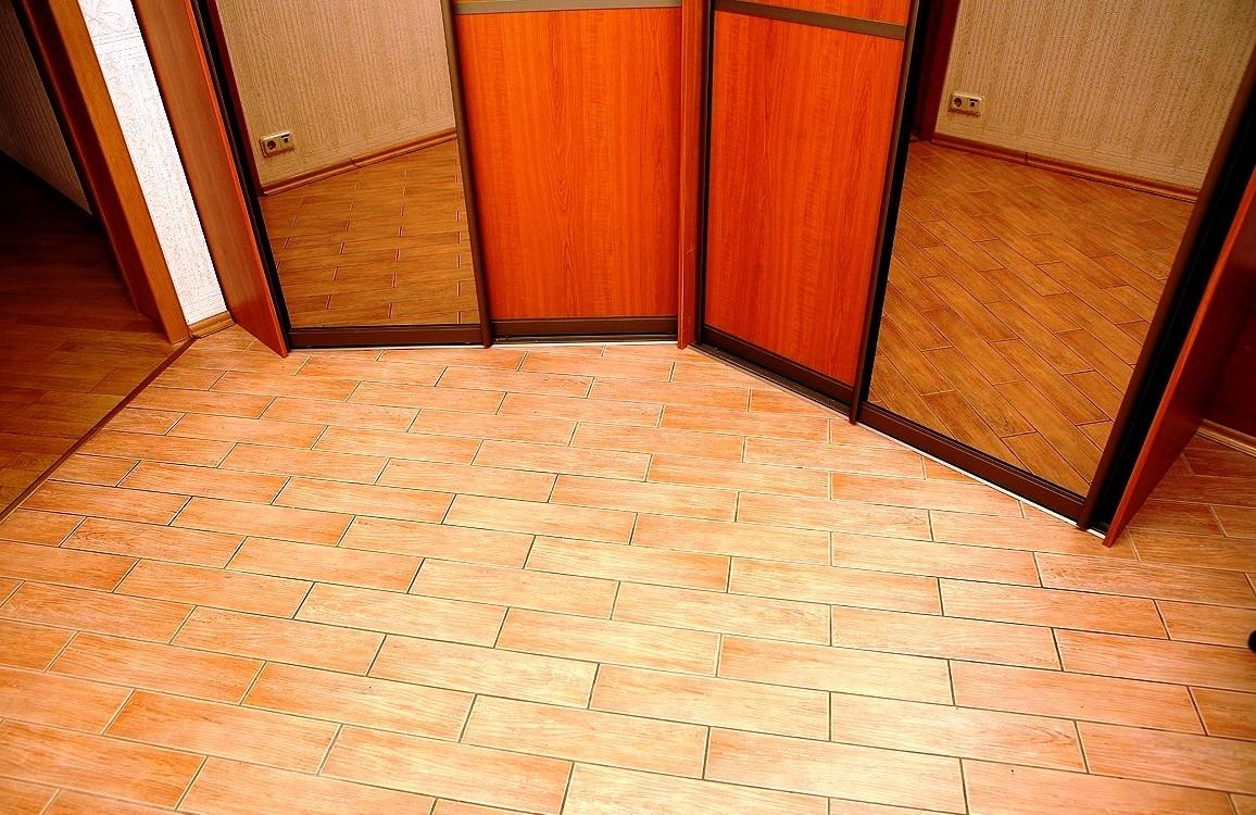Какой пол сделать в коридоре: плитка, или есть альтернативы?
