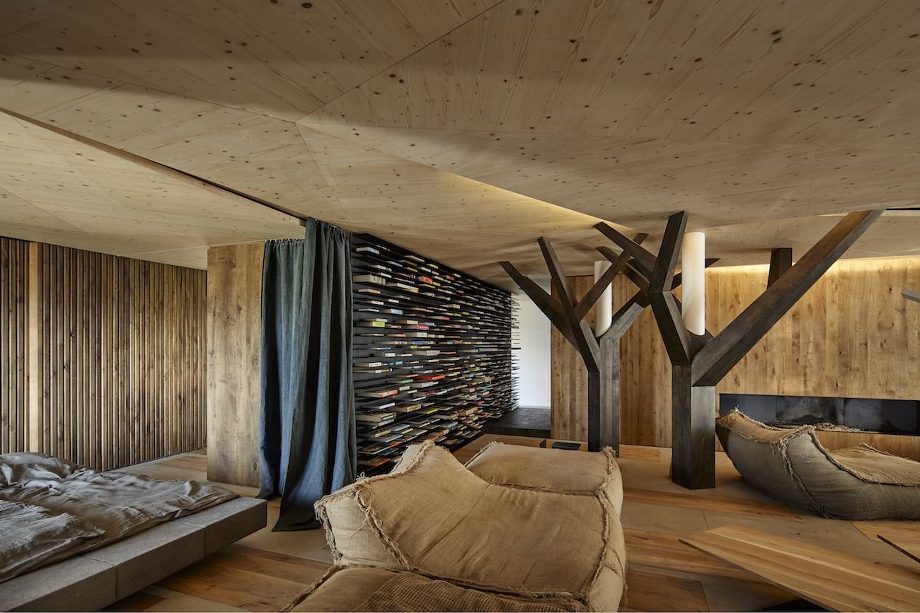 Необычный дизайн интерьера - дерево внутри дома