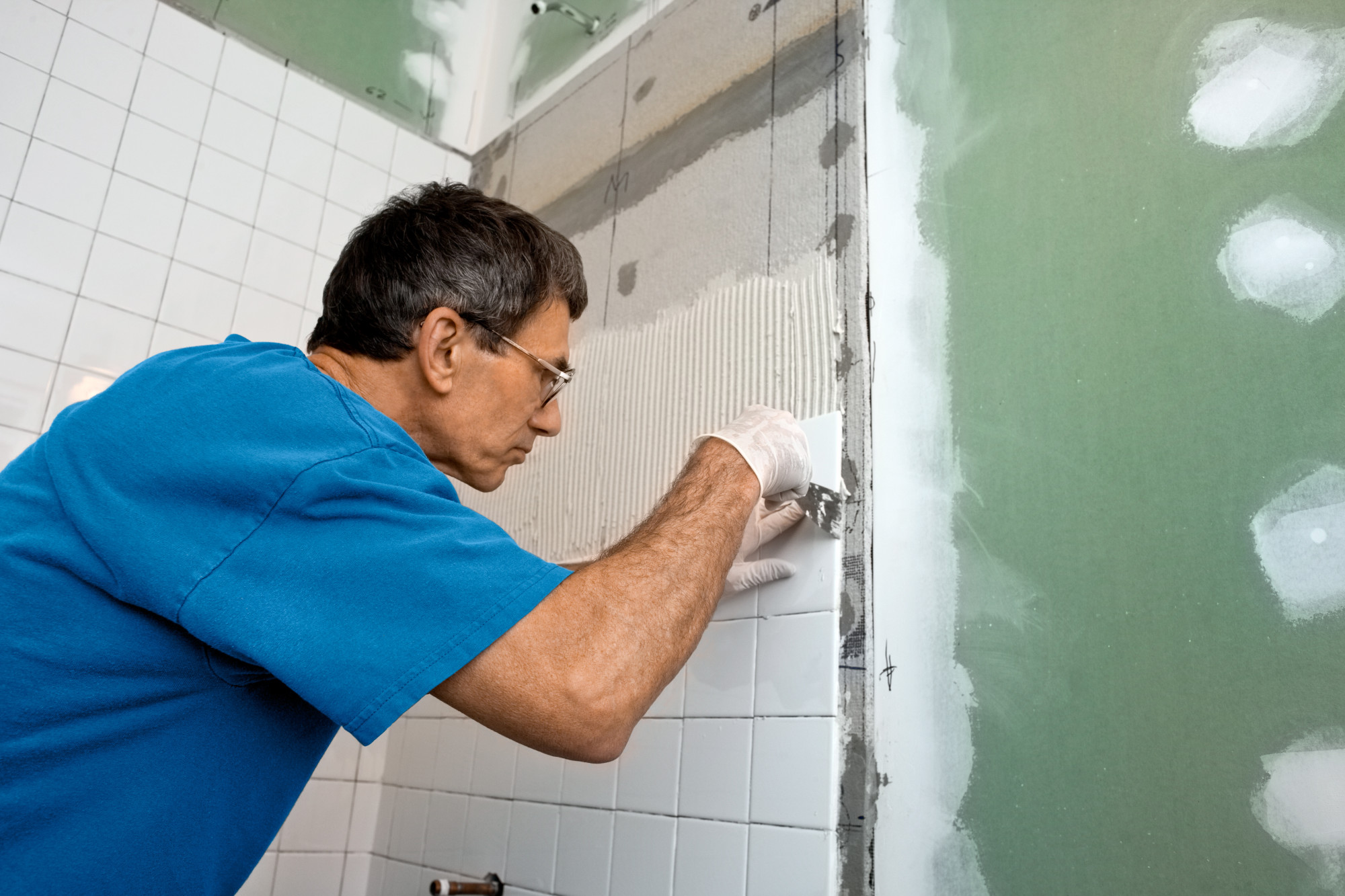 Как правильно подготовить стены под плитку в ванной