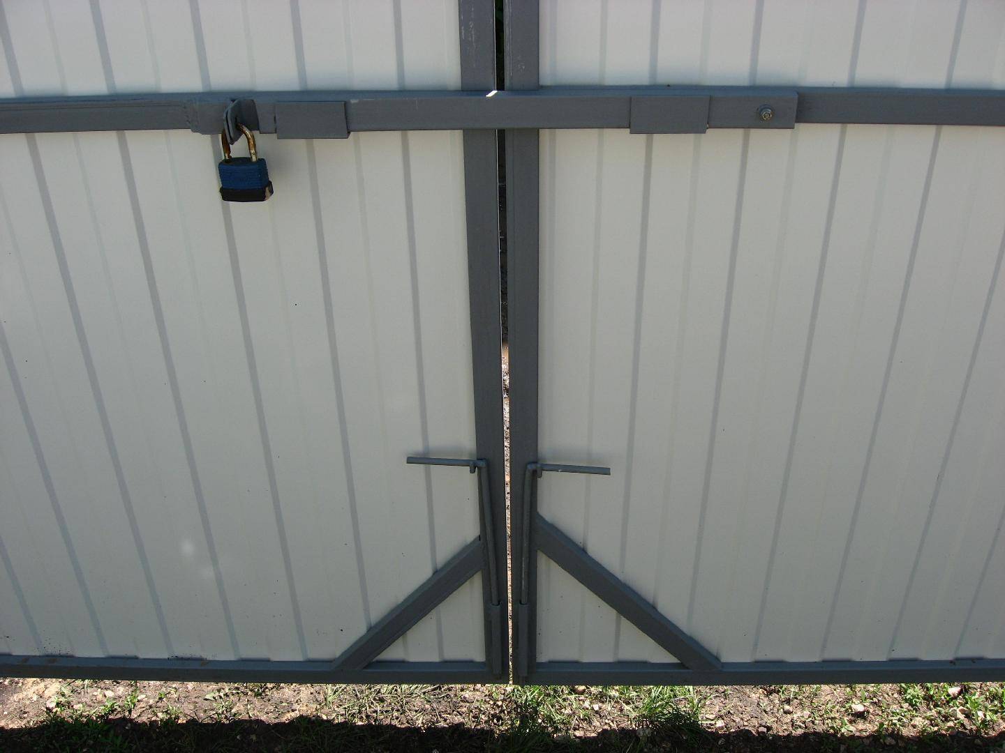 Запор для металлических и деревянных ворот — фото