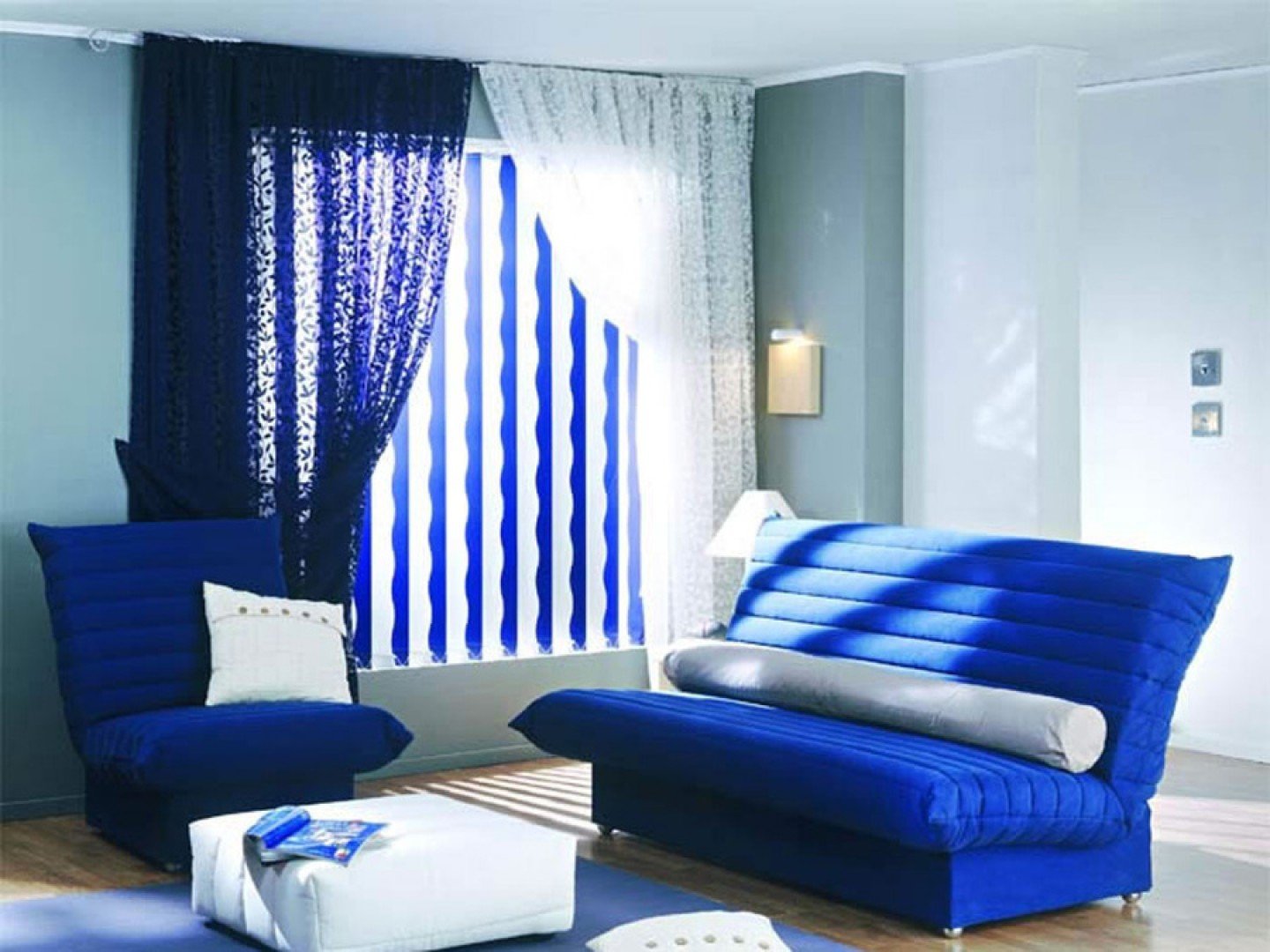 Синие и бирюзовые шторы в интерьере: с какими цветами сочетать, выбор стиля интерьера и фото в дизайне разных комнат