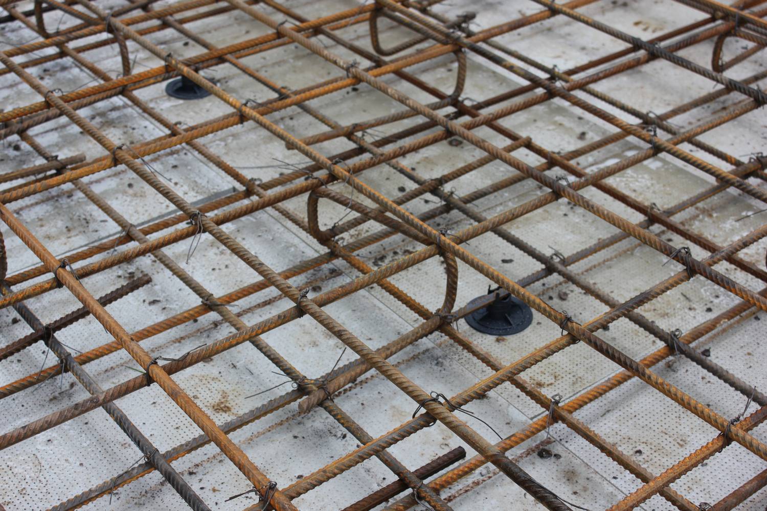 Устройство пола по бетонной плите — способы, материалы, порядок действий