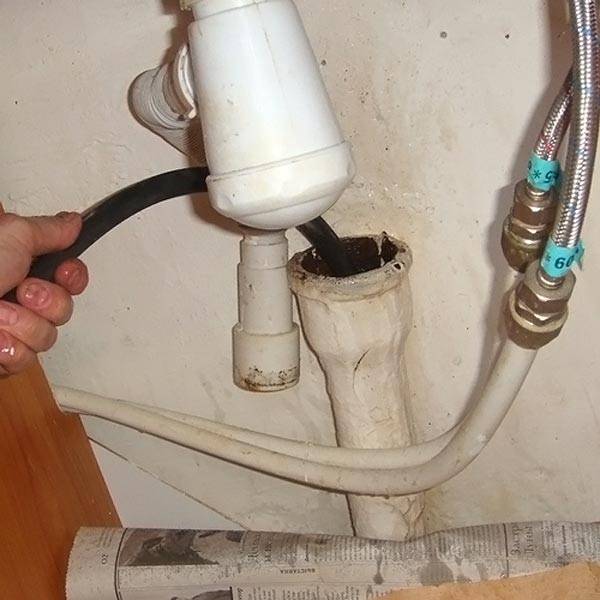 Неприятный запах из канализации в квартире: причины появления и способы устранения