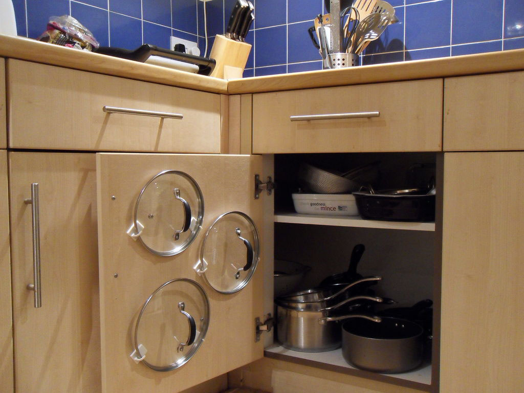 Как хранить крышки от кастрюль и сковородок на кухне: идеи и советы