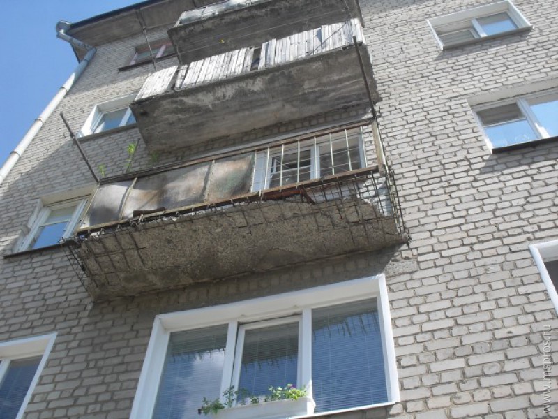 Трещина на балконе. Разрушенные плиты балконов. Плита балкона. Балкон в кирпичной хрущевке. Старый балкон в хрущевке.