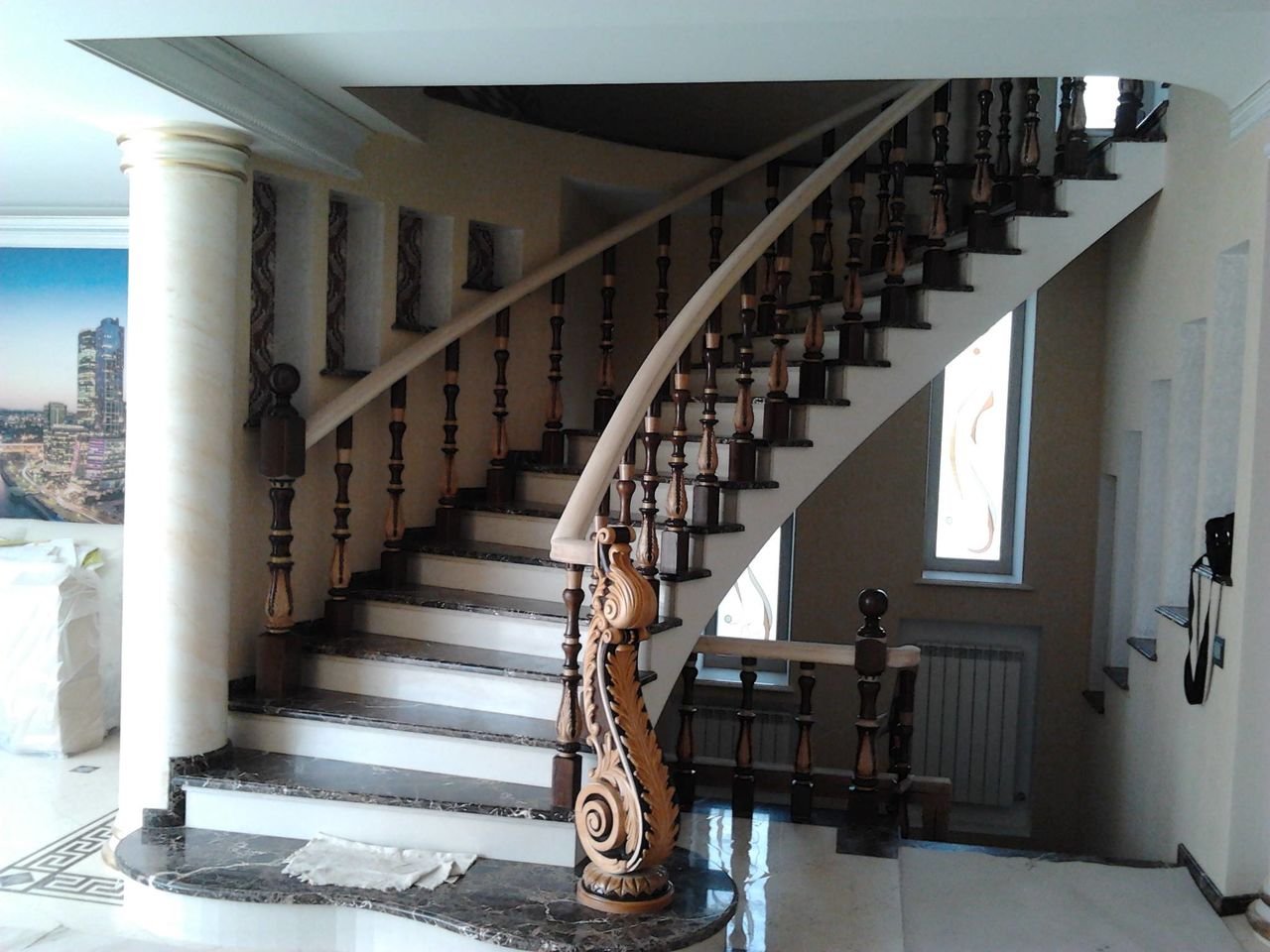 Лестница на второй этаж в частном доме фото с балясинами