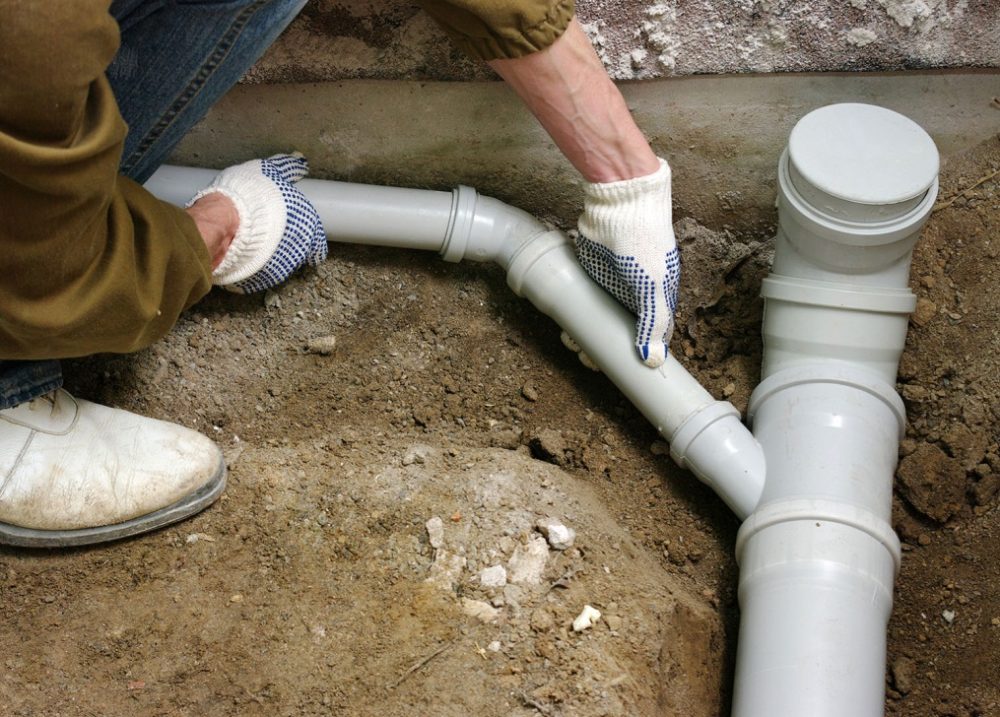 Правила прокладки труб для внутренней и внешней канализации частного дома: пошаговая инструкция +фото и видео