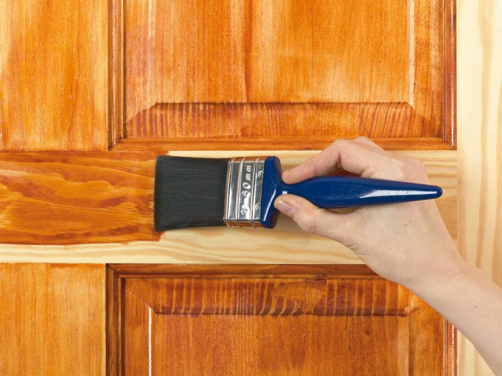 Как покрасить дверь из дерева своими руками в квартире и чем: морилкой, лаком