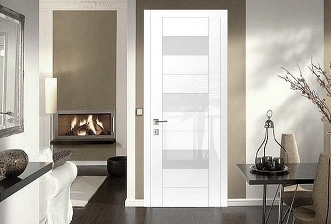 Белые межкомнатные двери: преимущества, недостатки и варианты дизайна интерьера на 30 фото
