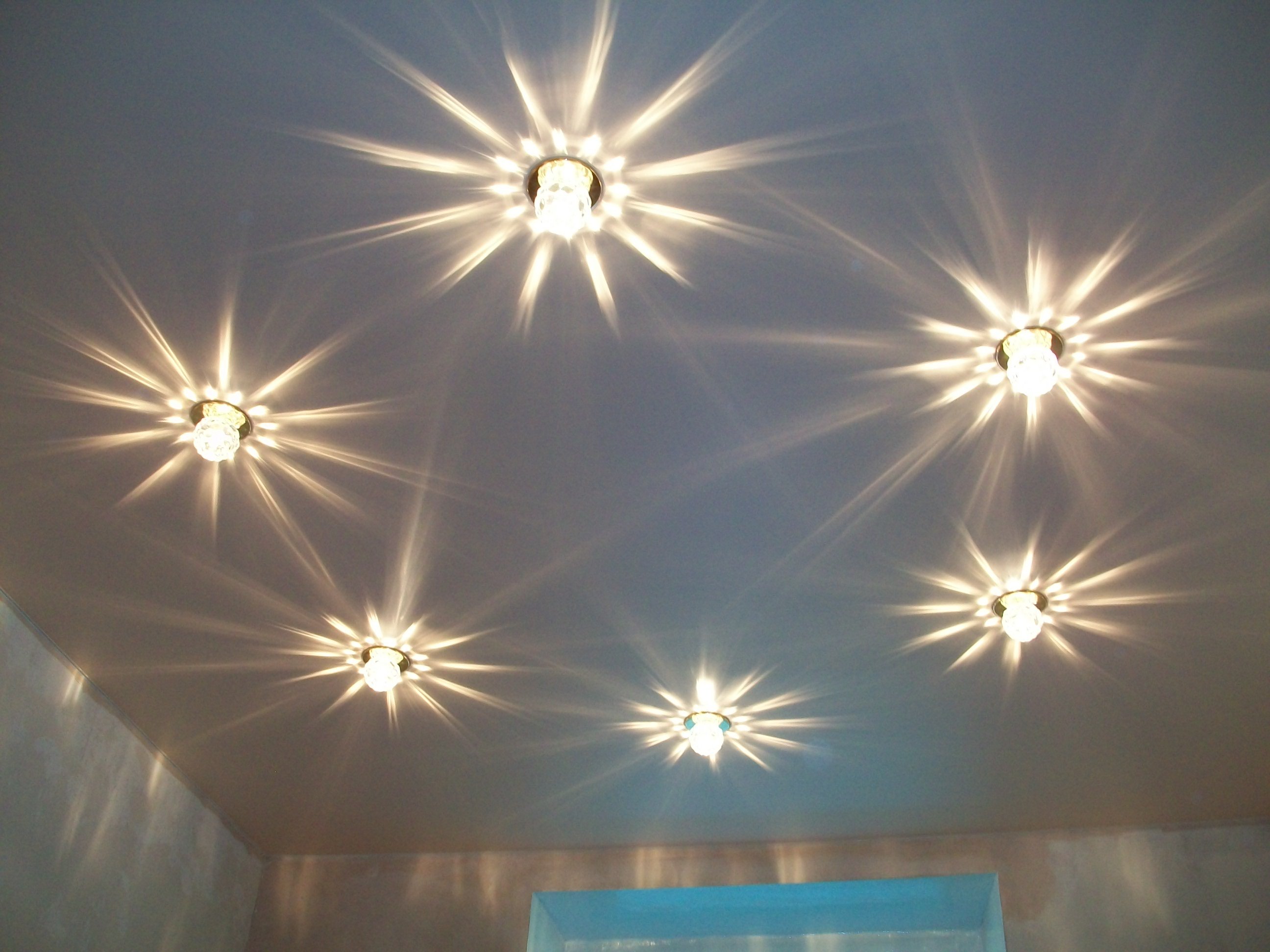 Расположение светильников на натяжном потолке: схема, расстояние между ними