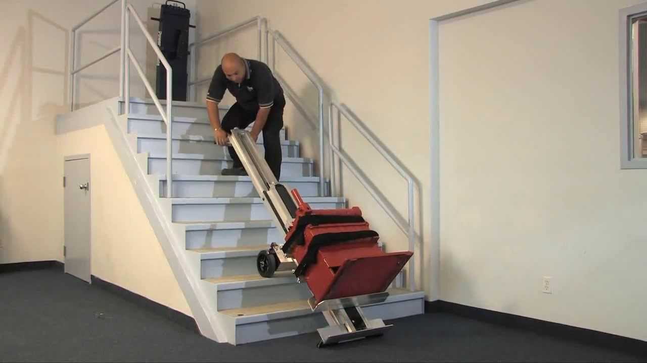 Обнаруживают что забыли опустить лестницу. Приспособление для подъема по лестнице. Лестничный лифт для грузов. Лестница для подъема груза. Подъем по лестнице тяжелых грузов.