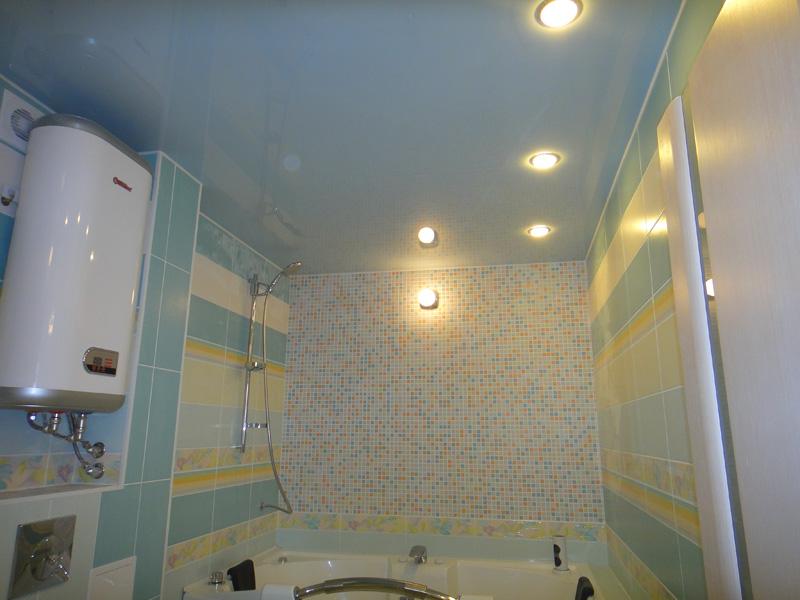 Потолок в ванной комнате: какой выбрать