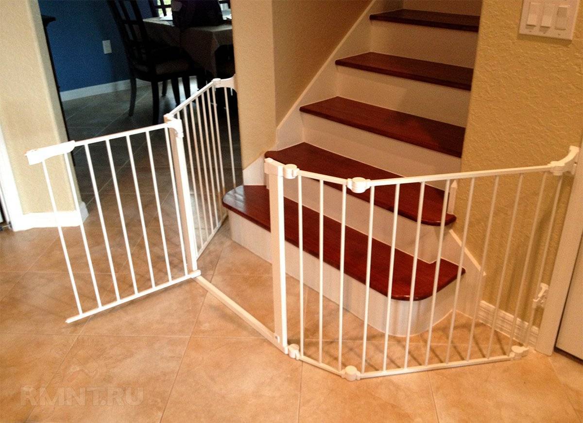Детские ворота для защиты и безопасности детей в доме на лестнице