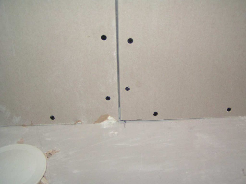 Как можно прикрепить гипсокартон на неровные или бетонные стены саморезами или клеем: варианты монтажа, обшивка без каркаса и монтаж профиля с подпоркой