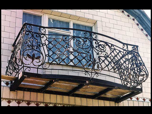 Кованые балконы — французский колониальный шик и 75 его элегантных воплощений