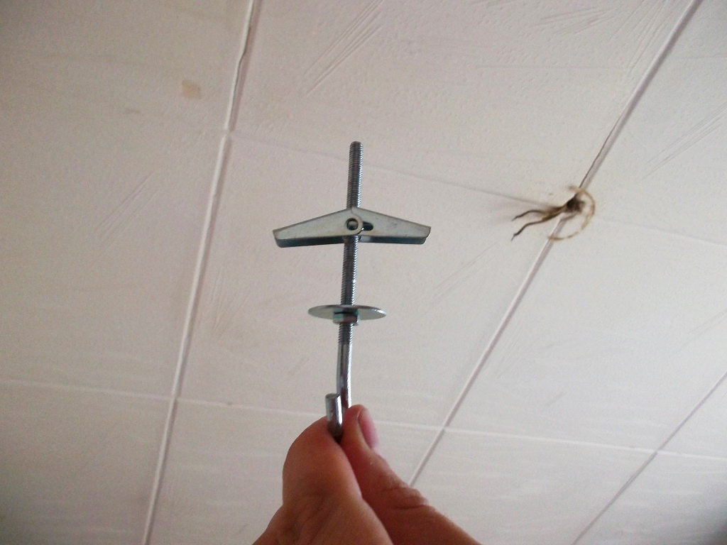 Как повесить люстру на натяжной потолок (варианты крепежа и технология установки)