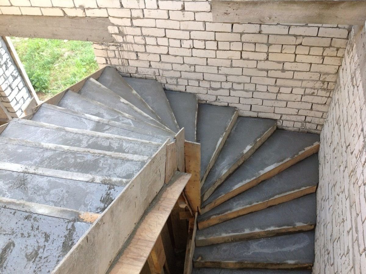Чем отделать проем лестницы на второй этаж — обзор вариантов и характеристик