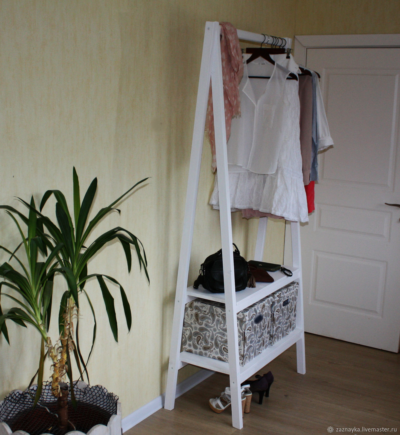 Вешалка для одежды напольная деревянная в спальню