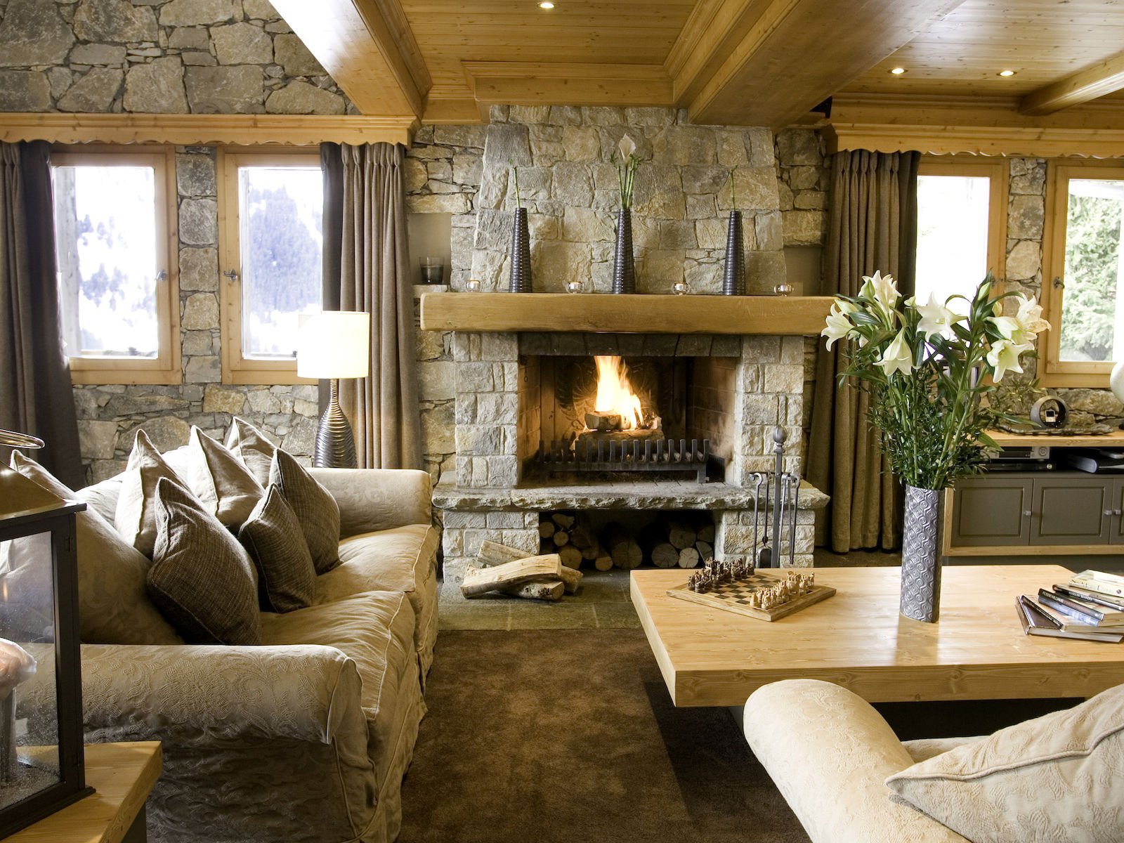 Уютная гостиная в стиле шале с камином, дизайн, фото