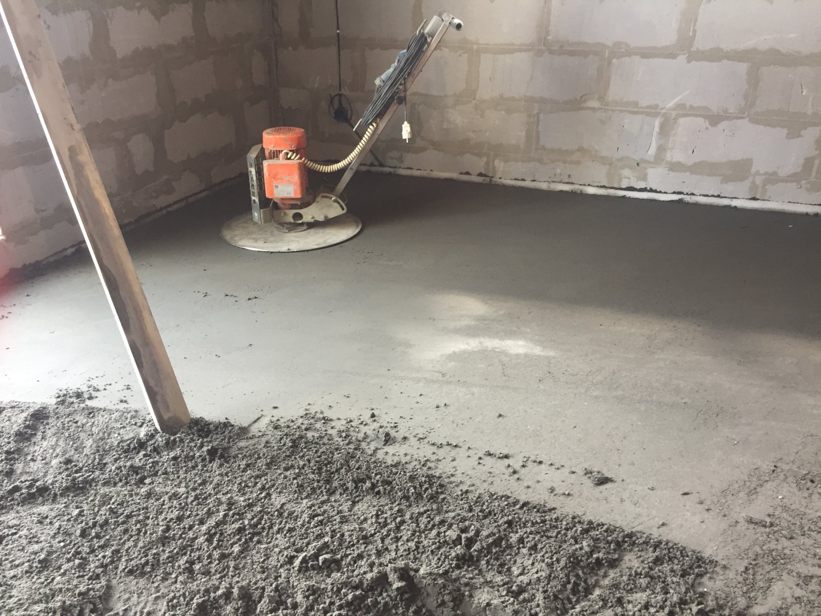 Полусухая стяжка пола квадратный метр. Механизированная полусухая стяжка пола. Хона 700 полу скхая стяжка. Полусухая цементно-Песчаная стяжка. Механизированная стяжка пола марка бетона.