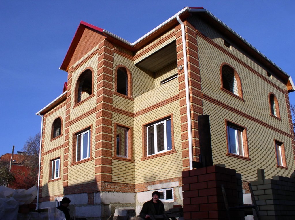 Отделка фасада частного дома - облицовка цементной плиткой и панелями