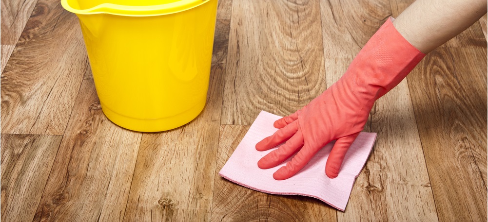Чем отмыть линолеум от пятен и въевшейся грязи в домашних условиях