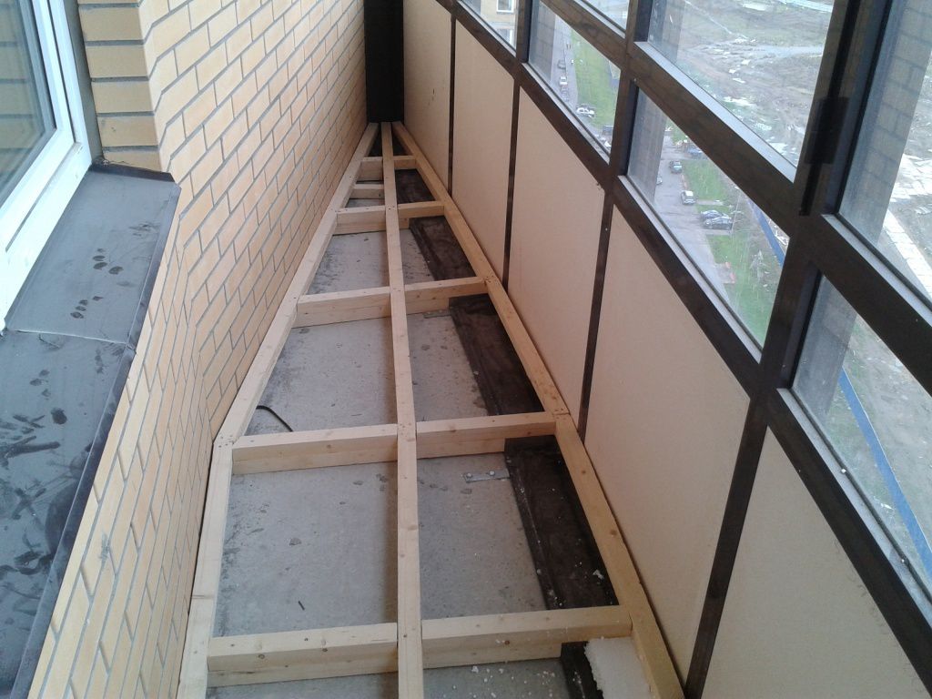 Как сделать балкон теплым. Отделка пола на лоджии. Каркас для обшивки балкона. Обрешетка на пол балкона. Обшить балкон.