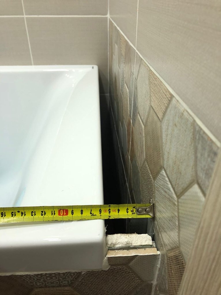Как заделать щель между ванной и стеной: чем закрыть зазор, чем убрать большое пространство, способы заделки швов, уголок и полка, как установить ванну