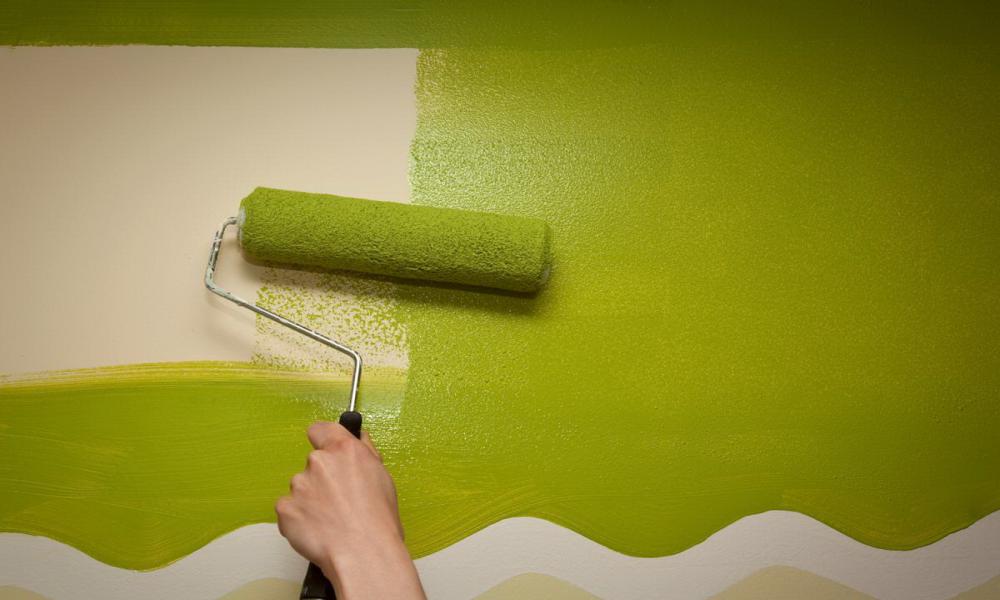 Как покрасить обои на потолке практические советы с фото и видео