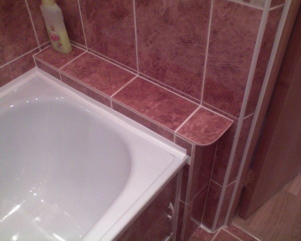 Как заделать зазор между ванной и стеной