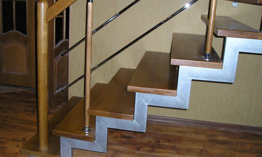 Чертежи металлической лестницы: размер наружной лестницы из профильный трубы с забежными ступенями на второй этаж и ее ограждение