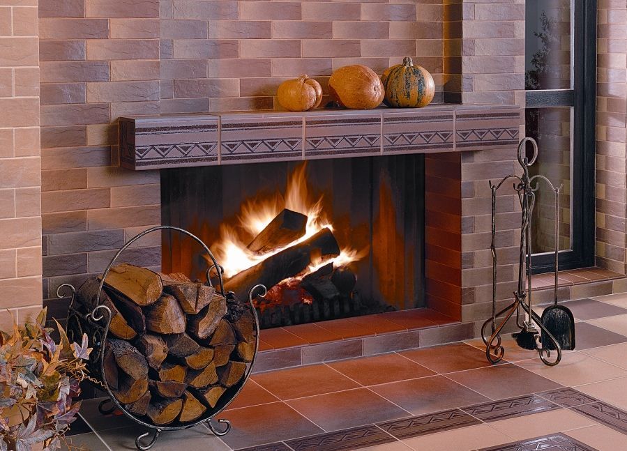 Плитка для камина в жилом доме: шамотная и клинкерная, огнеупорный печной кафель, керамогранит для грубы