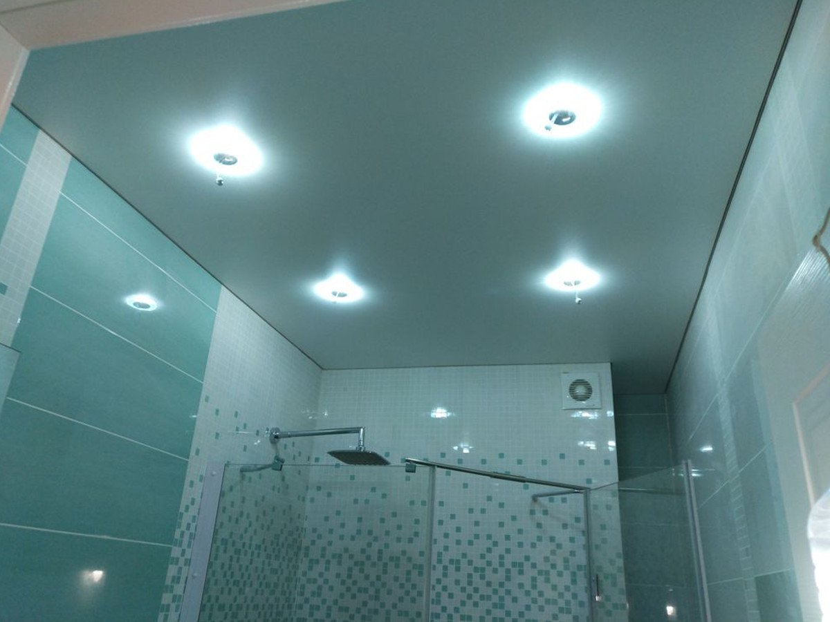 Как выбрать лучший потолок в ванную комнаты