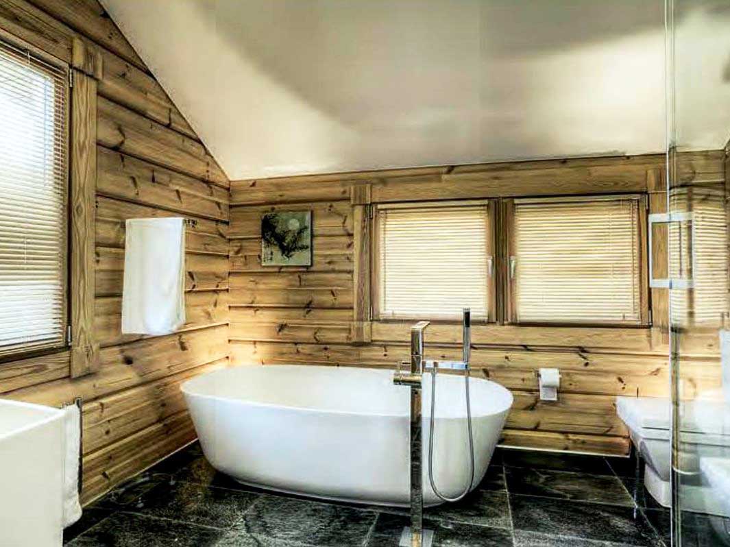 Потолок из дерева в ванной: что нужно знать