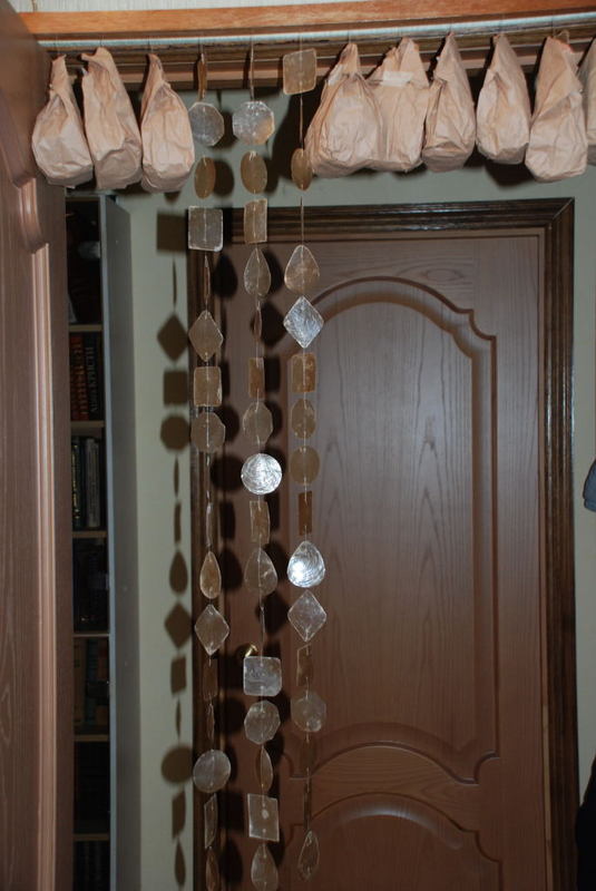 Как сделать декоративные шторы на дверной проем без двери своими руками: из бамбука (бамбуковые), из ниток, мастер-класс, фото, видео » verydveri.ru
