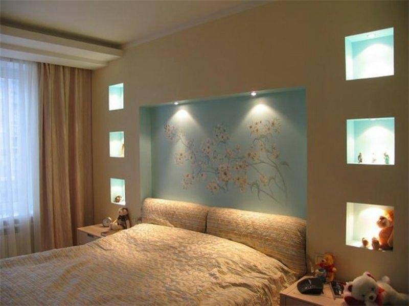 Полки над кроватью, какими они бывают по форме и конструкции, как правильно вписать их в интерьер спальни - 25 фото