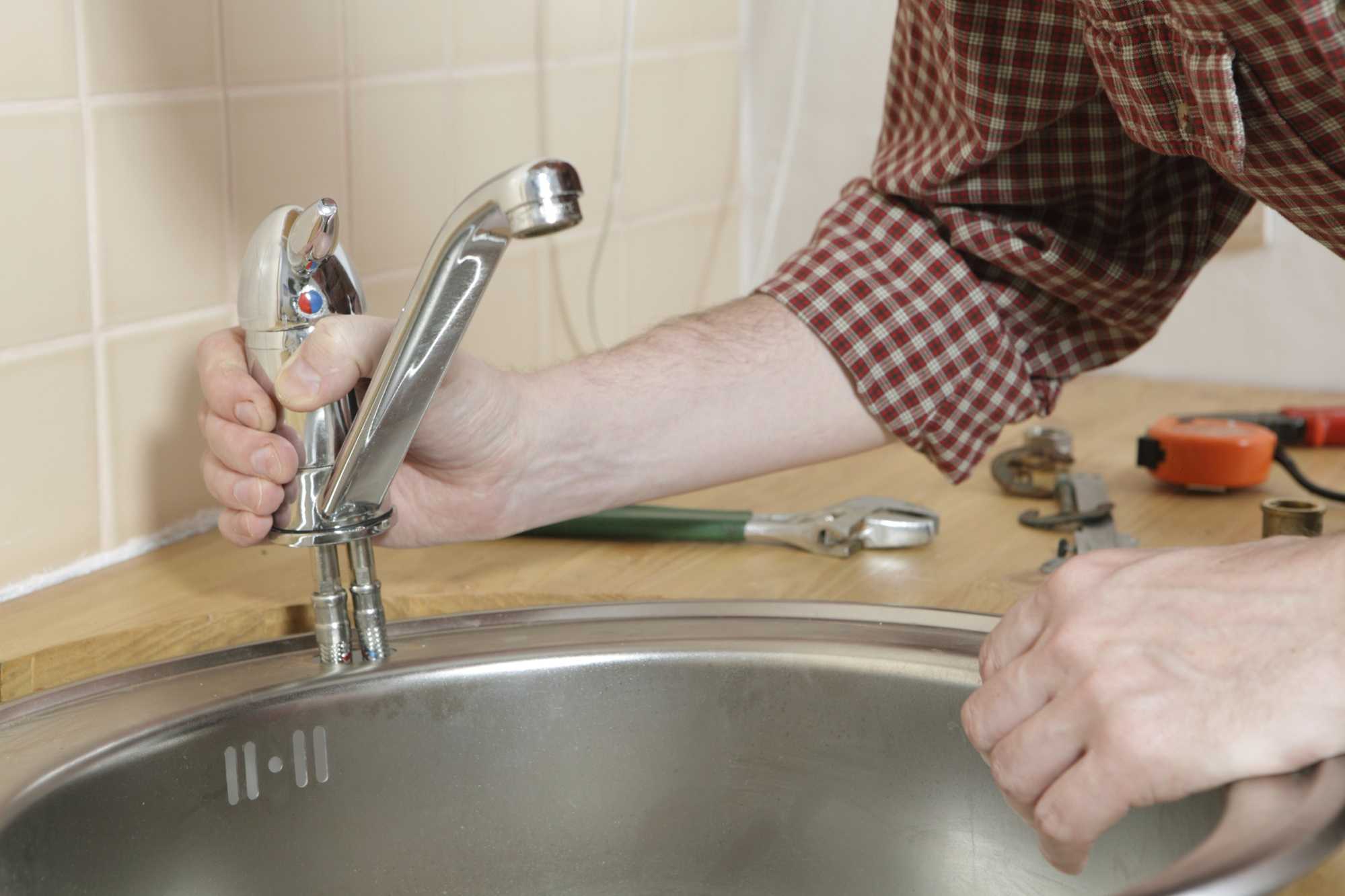 Установка смесителя на кухне и в ванной: подключение нового крана своими руками