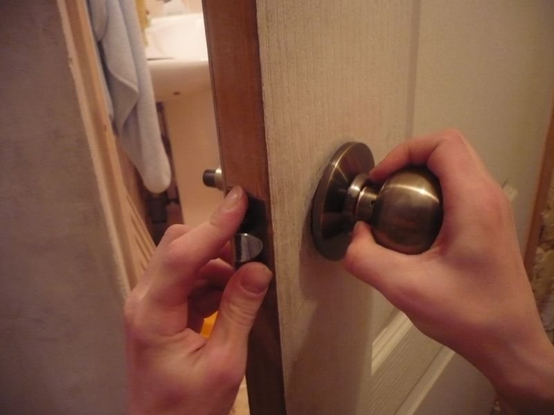 Как снять дверную ручку межкомнатной двери: вытащить, разобрать