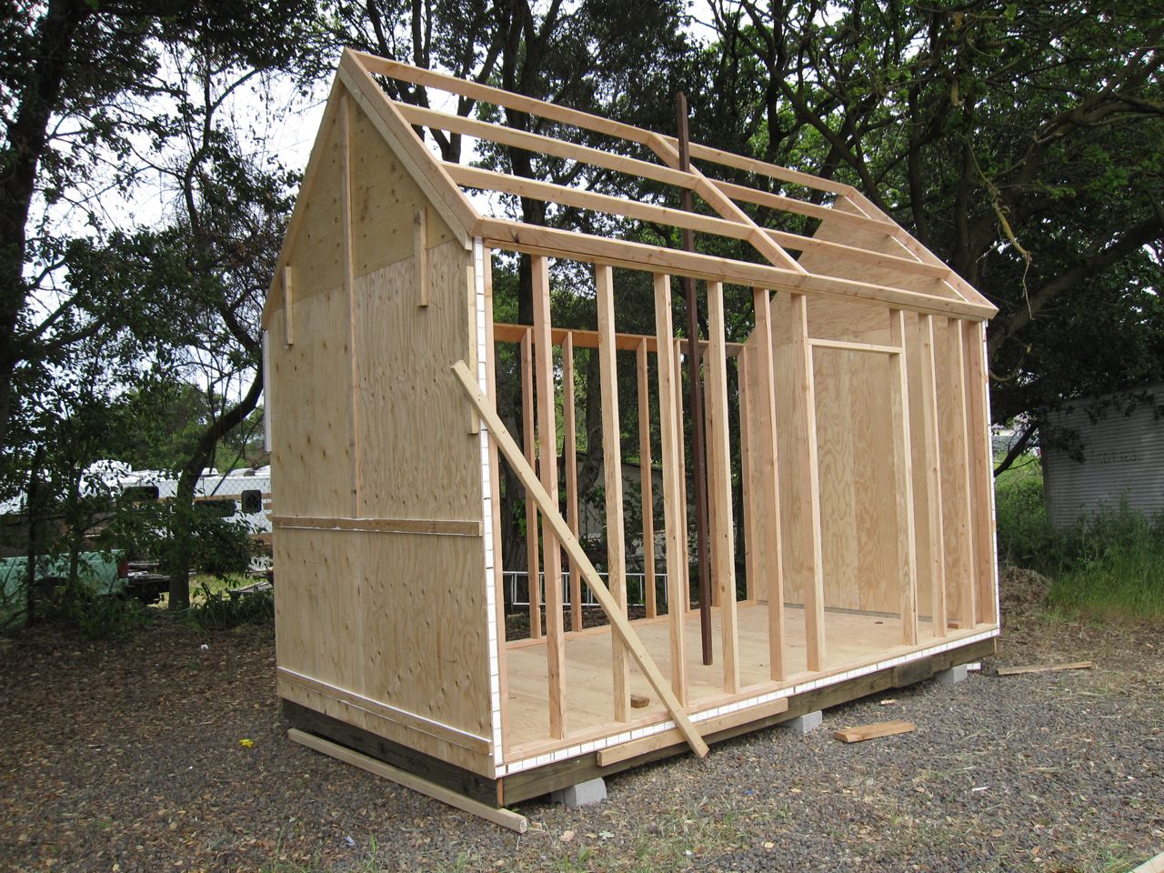 Дачный домик своими руками: проекты и используемые материалы, монтаж