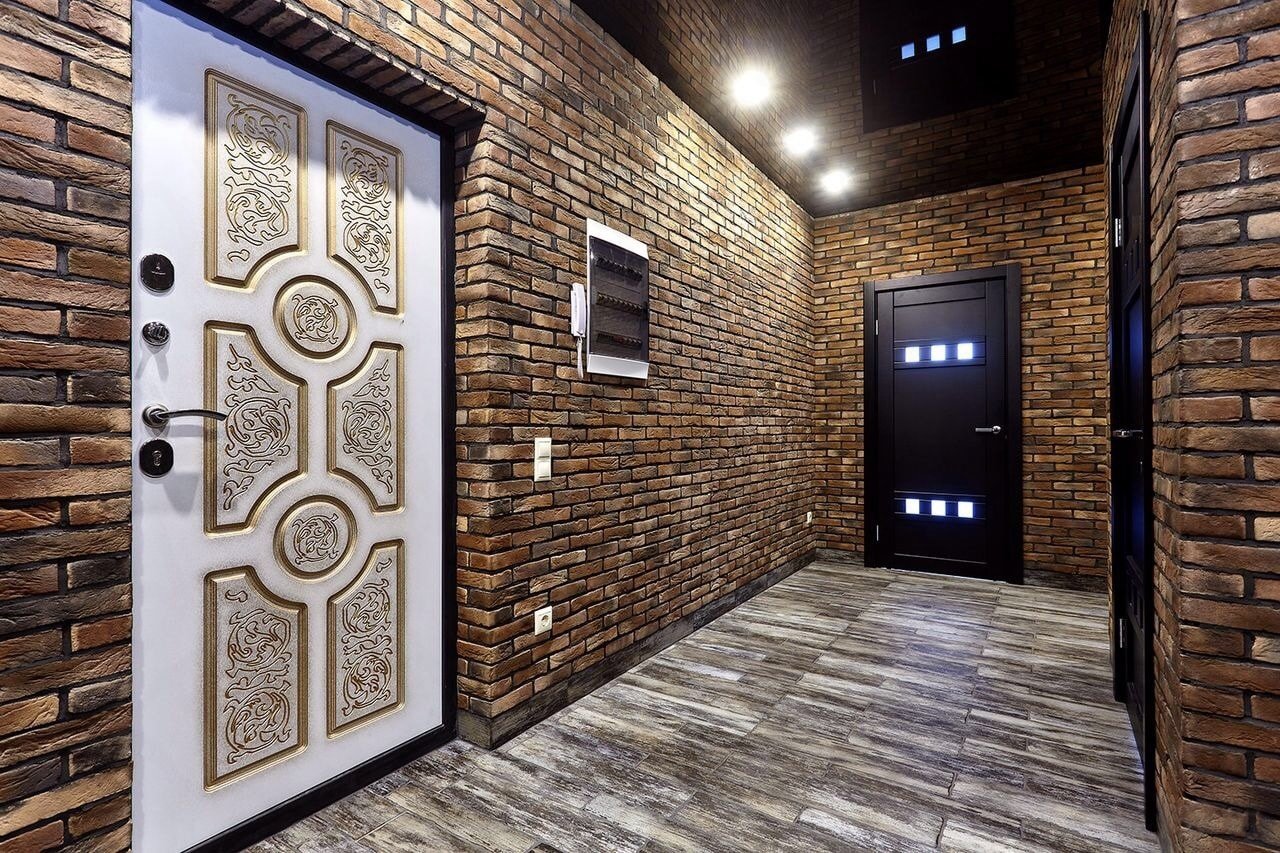 Декоративные кирпичики на стену в коридоре - варианты оформления