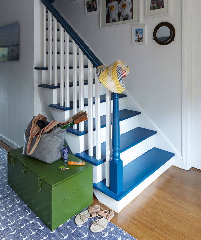 Чем покрасить деревянную лестницу в доме на второй этаж? ·