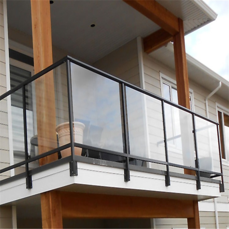 Какие характеристики здания определяют высоту перил на балконе?