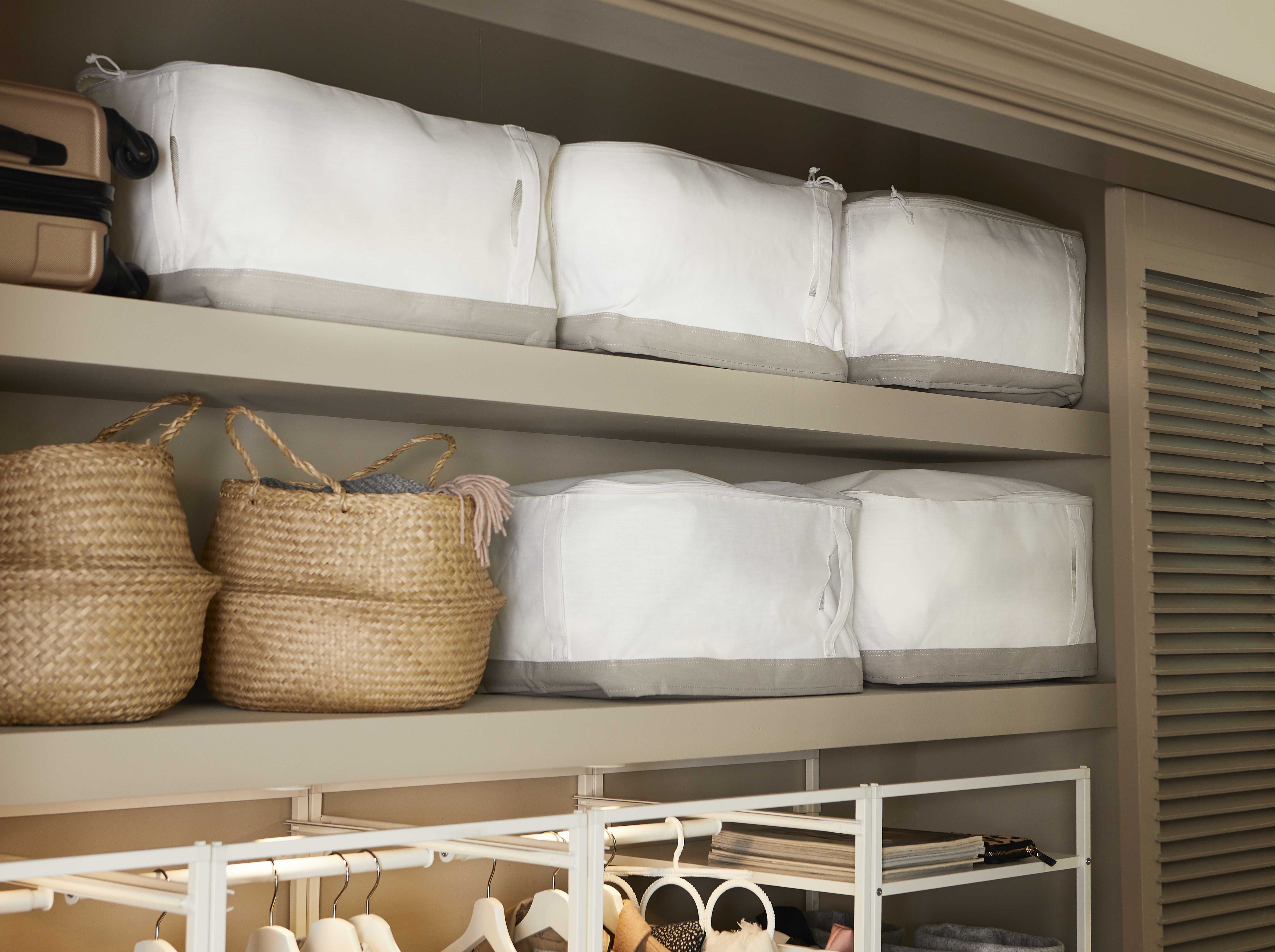 Хранение постельного белья в гардеробной
